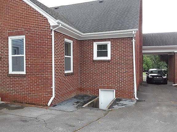3rd image of 707 Taylor St