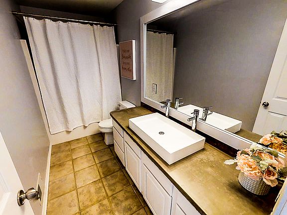4th image of 826 Charrington Ct