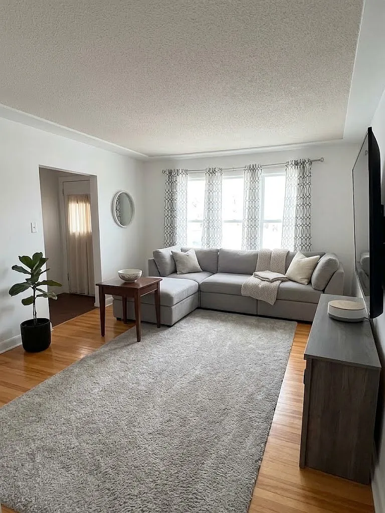 Charming 3 Bed Main Floor | 1 Bath | Convenient SE Location! — Photo 1