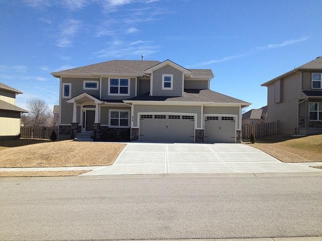 1st image of 313 NE Golden Ln