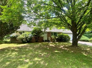 819 Moss Ln, Cheshire, CT 06410