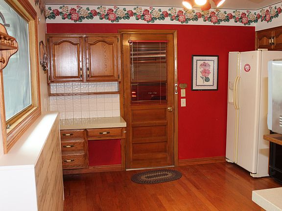 5th image of 835 E Superior St