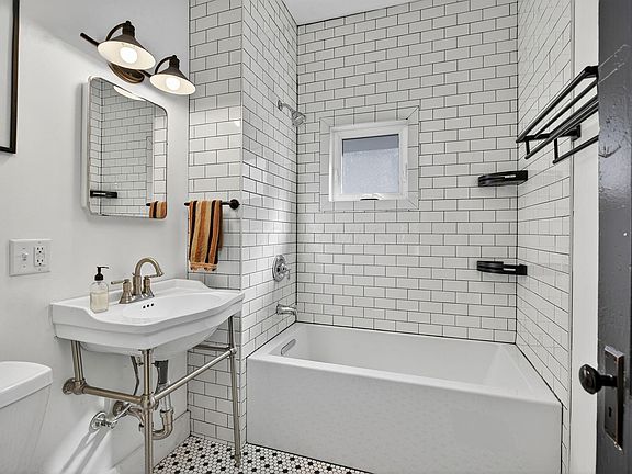 5th image of 2136 Dartmouth Ave