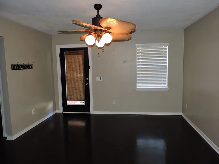 147 Creekview Dr — Photo 3