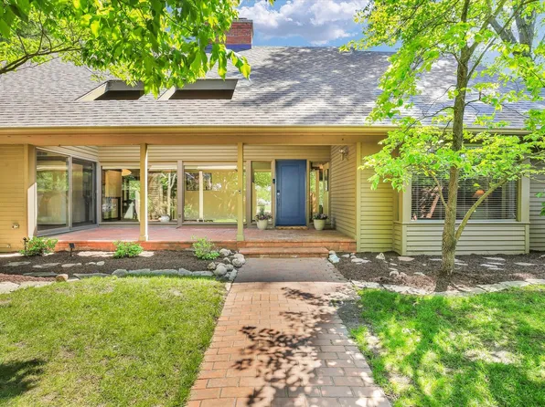 10 Carriage Way, Champaign, IL 61821