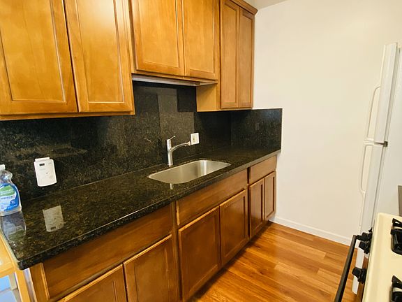 2nd image of 3027 Emerson St #3027