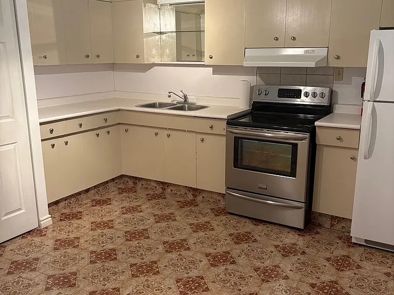 35 McAdam Ave #LOWER — Photo 4