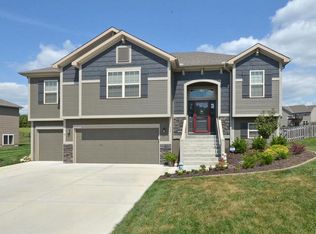 608 Tomahawk Ct, Smithville, MO 64089