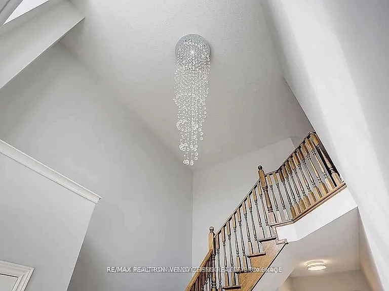 155 Durhamview Cres — Photo 4