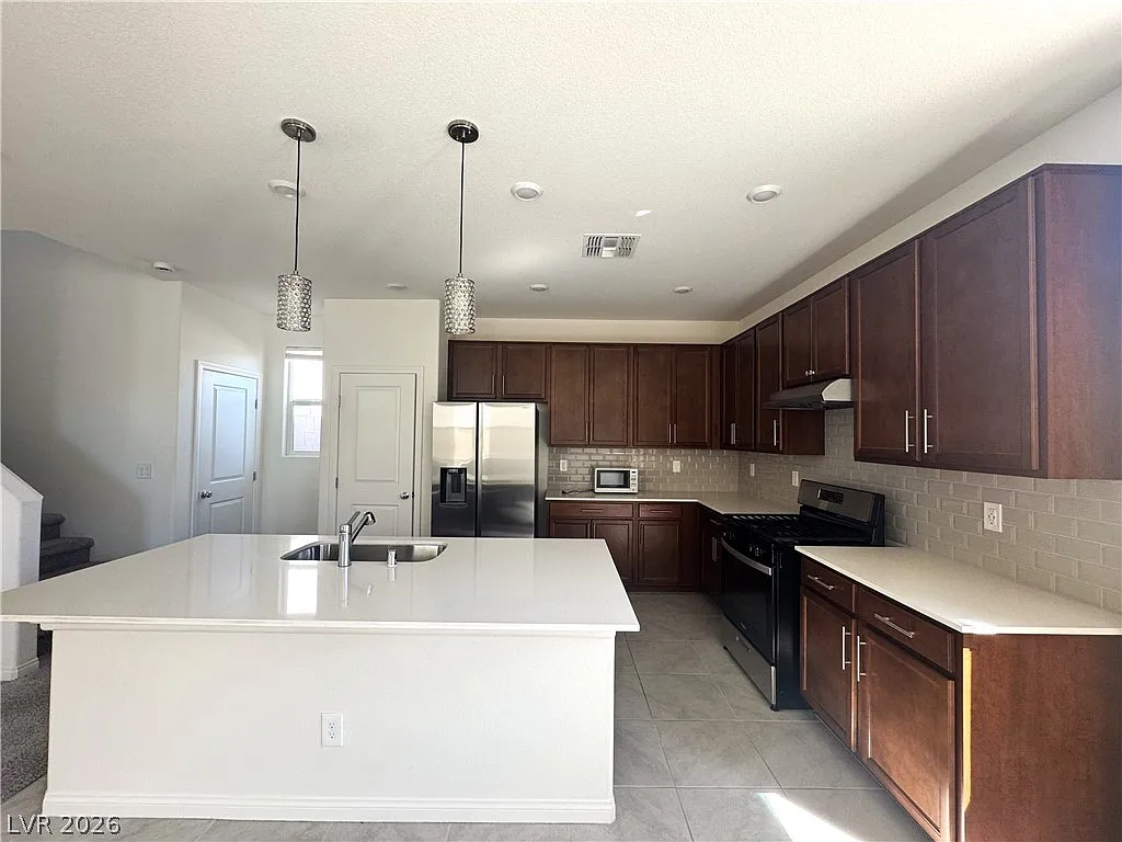 4 bed, 3.0 bath, 2118 sqft, $2,450 — Photo 4