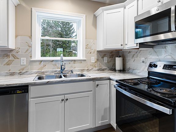 4th image of 51 Stearns Farm Road