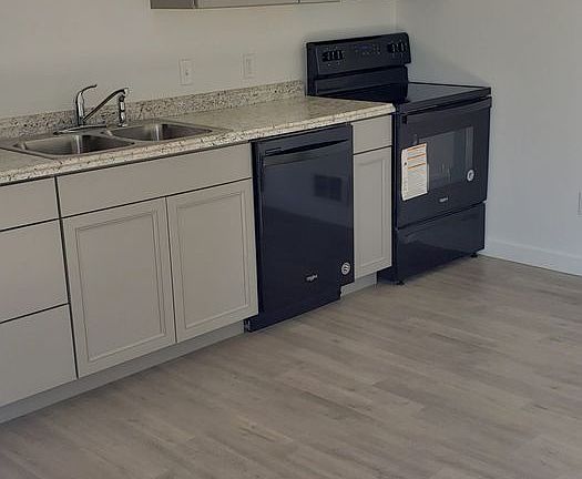 4th image of 403 Brookline #A
