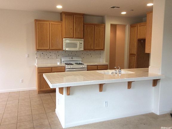 5th image of 378 Carriage Ln