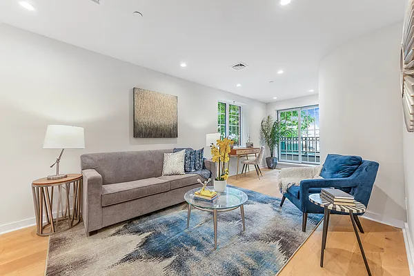 Sold by Amorelli Realty | media 1