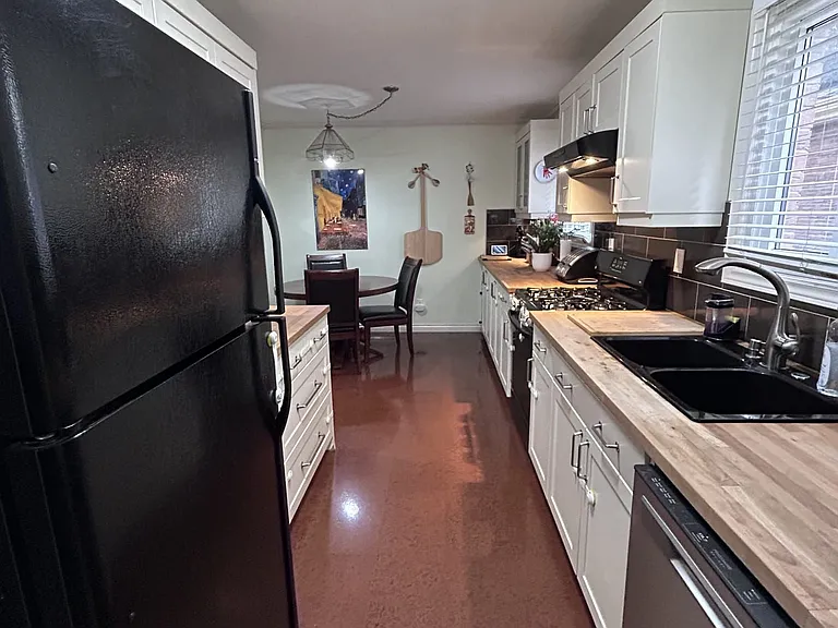 7025 Hickling Cres — Photo 6
