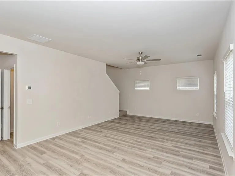 668 Mackenzie Cv — Photo 4