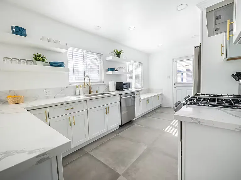 3538 Roslyn St — Photo 3