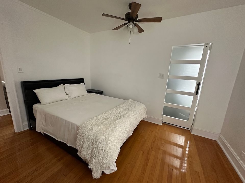Bedroom #1 (Queen size bed)
Door to Bathroom #1
Built-in closet