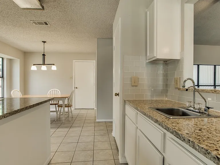 1305 Chicota Dr — Photo 3