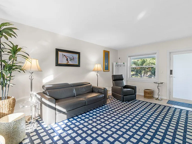 100 Venetian Dr #9 — Photo 8