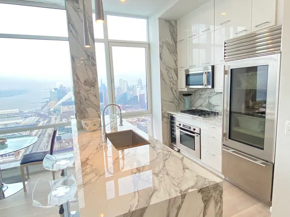 635 West 42nd Street PHA image 3 of 22