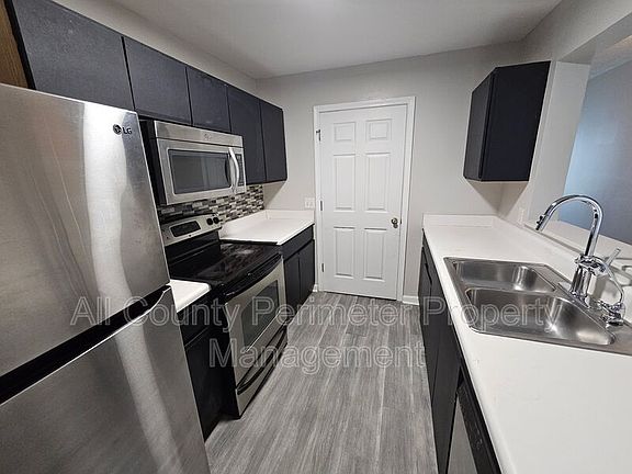 3rd image of 2102 Fairington Ridge Cir