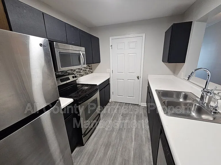 2102 Fairington Ridge Cir — Photo 3