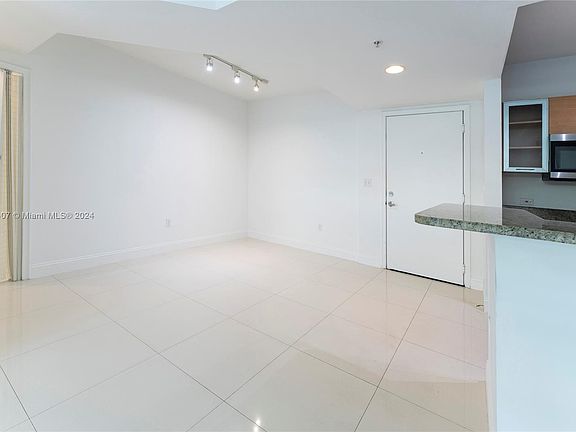 4th image of 2775 NE 187th St APT 224