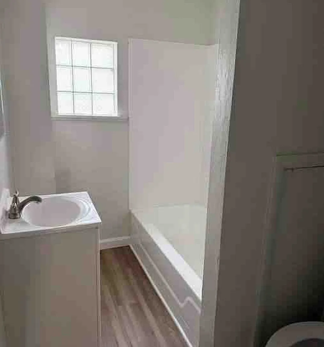 6 bed, $2,000 — Photo 1