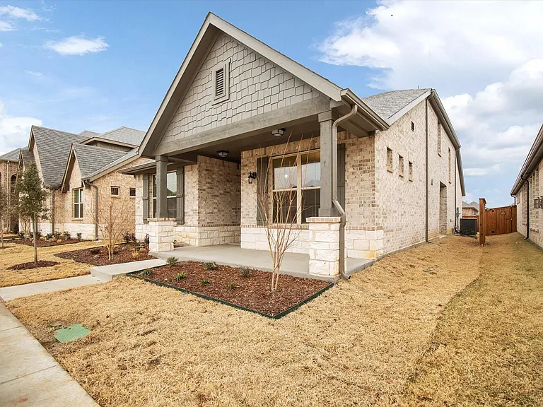 2036 Almassera Dr — Photo 17