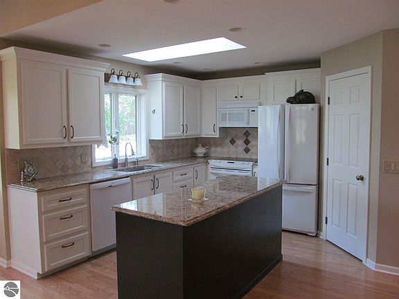 3rd image of 123 Lakewood Dr