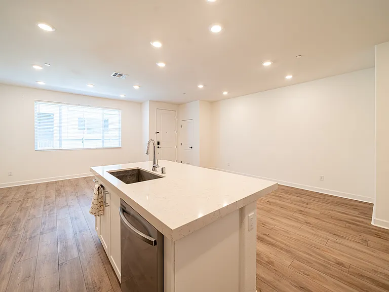 828 Mateo St #4 — Photo 5