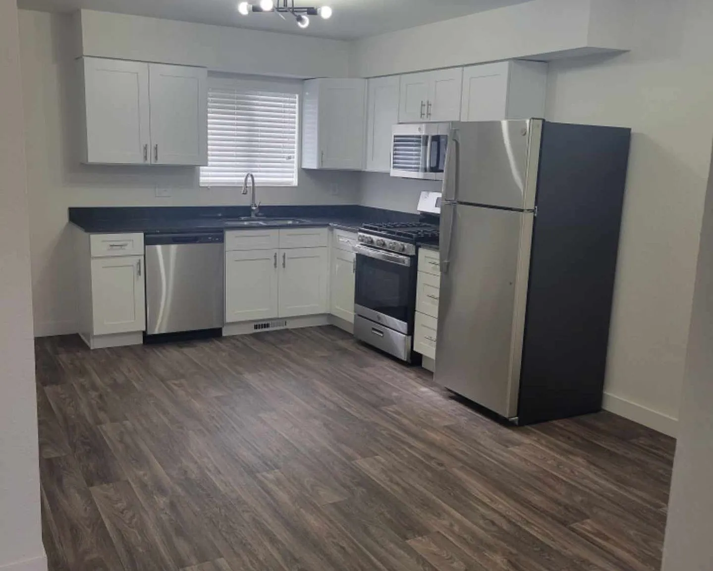 Spacious 5 Bedroom Duplex — Photo 1