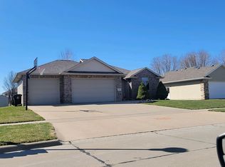 418 Brookshire Ct, Sergeant Bluff, IA 51054