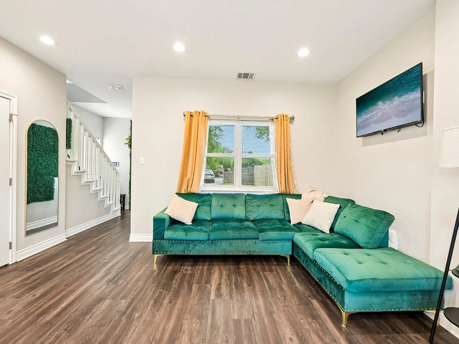 3 bed, 1.5 bath, 1037 sqft, $1,850 — Photo 2