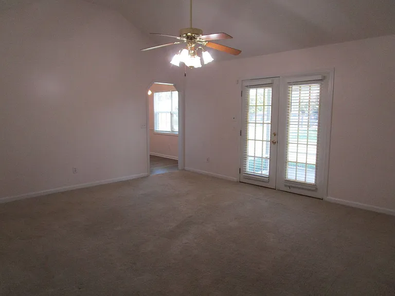 2555 Nicholson Dr — Photo 4