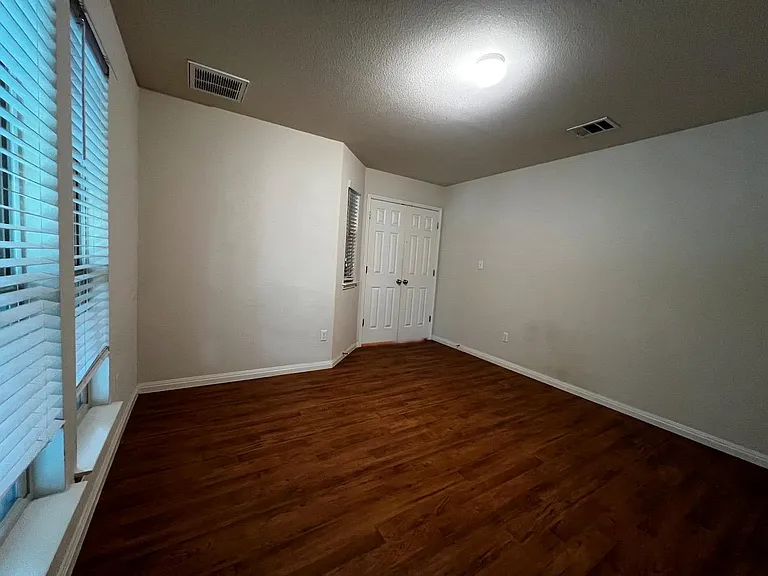 2708 Cottonwood Shores Dr — Photo 12