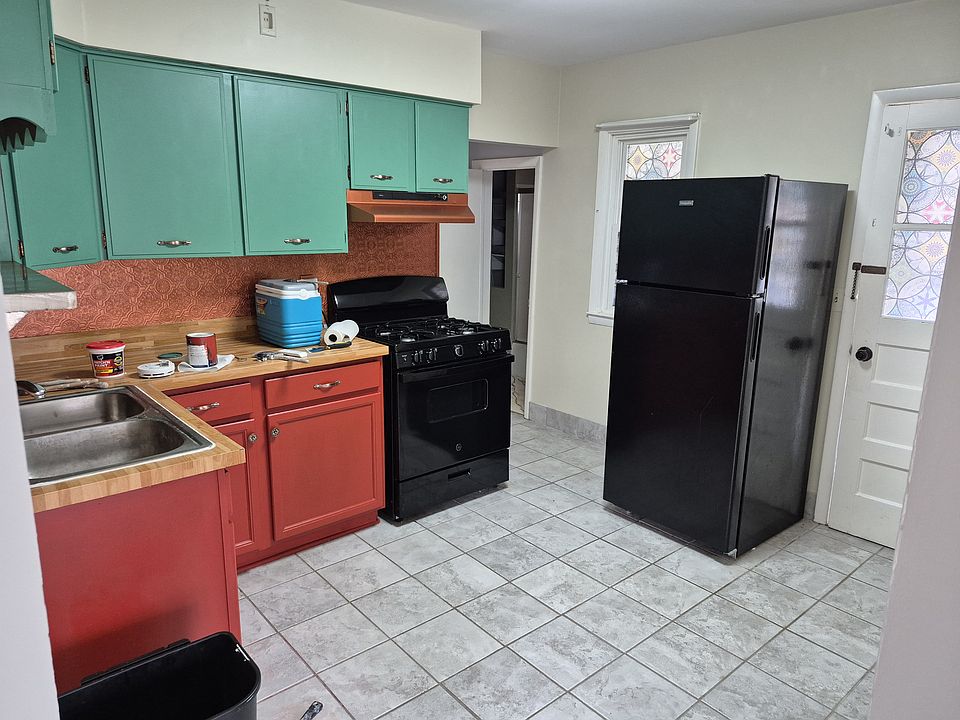 Kitchen, side entrance