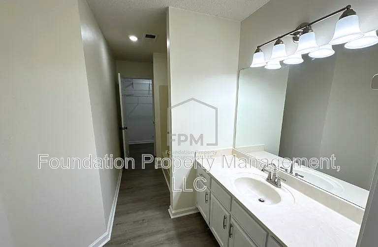 1818 Winship Dr — Photo 10