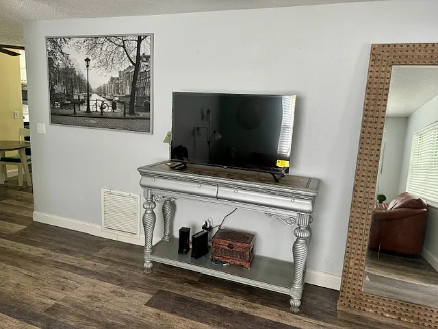 new 50" 4k flat screen smart tv
wifi inculded
