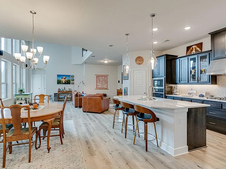 576 Courtyard Ln — Photo 5