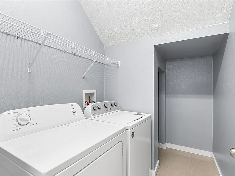 6745 Breezy Palm Dr — Photo 10