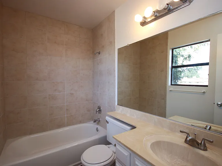 416 N Bushnell Ave #F — Photo 16