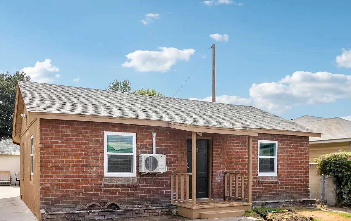 3 bed, 1.0 bath, 1300 sqft, $3,000 — Photo 1