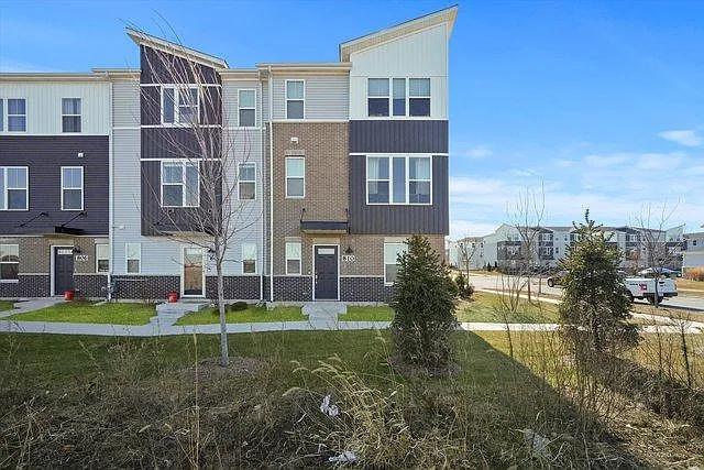 3 bed, 2.5 bath, 1925 sqft, $3,000 — Photo 1