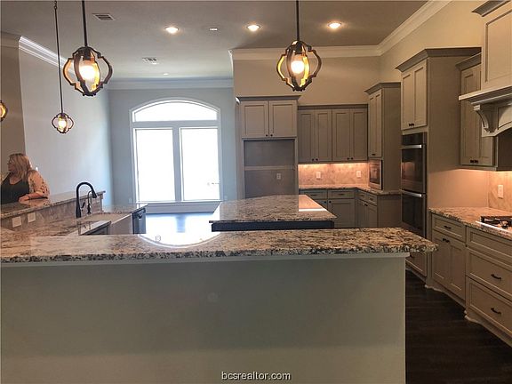 5th image of 1451 Associates Ave #610