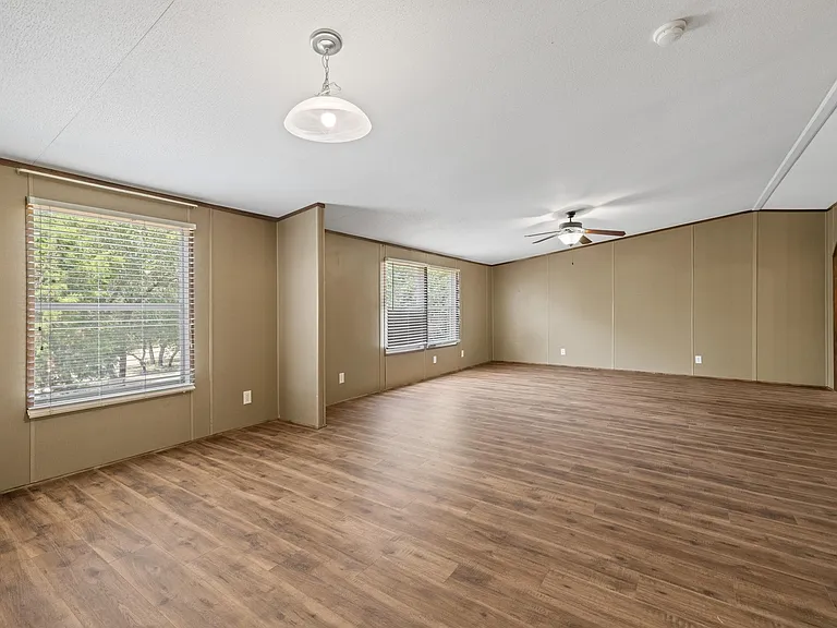 105 Jordan Dr — Photo 10