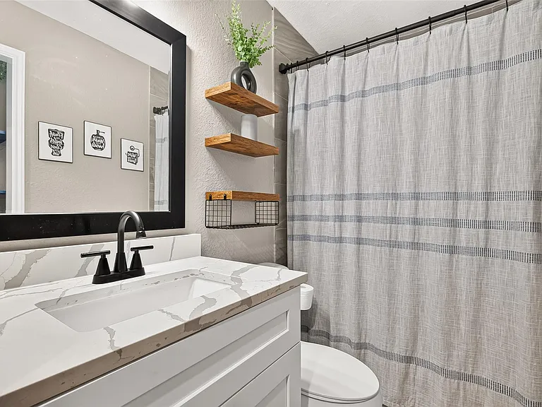 1005 Avenue D — Photo 27
