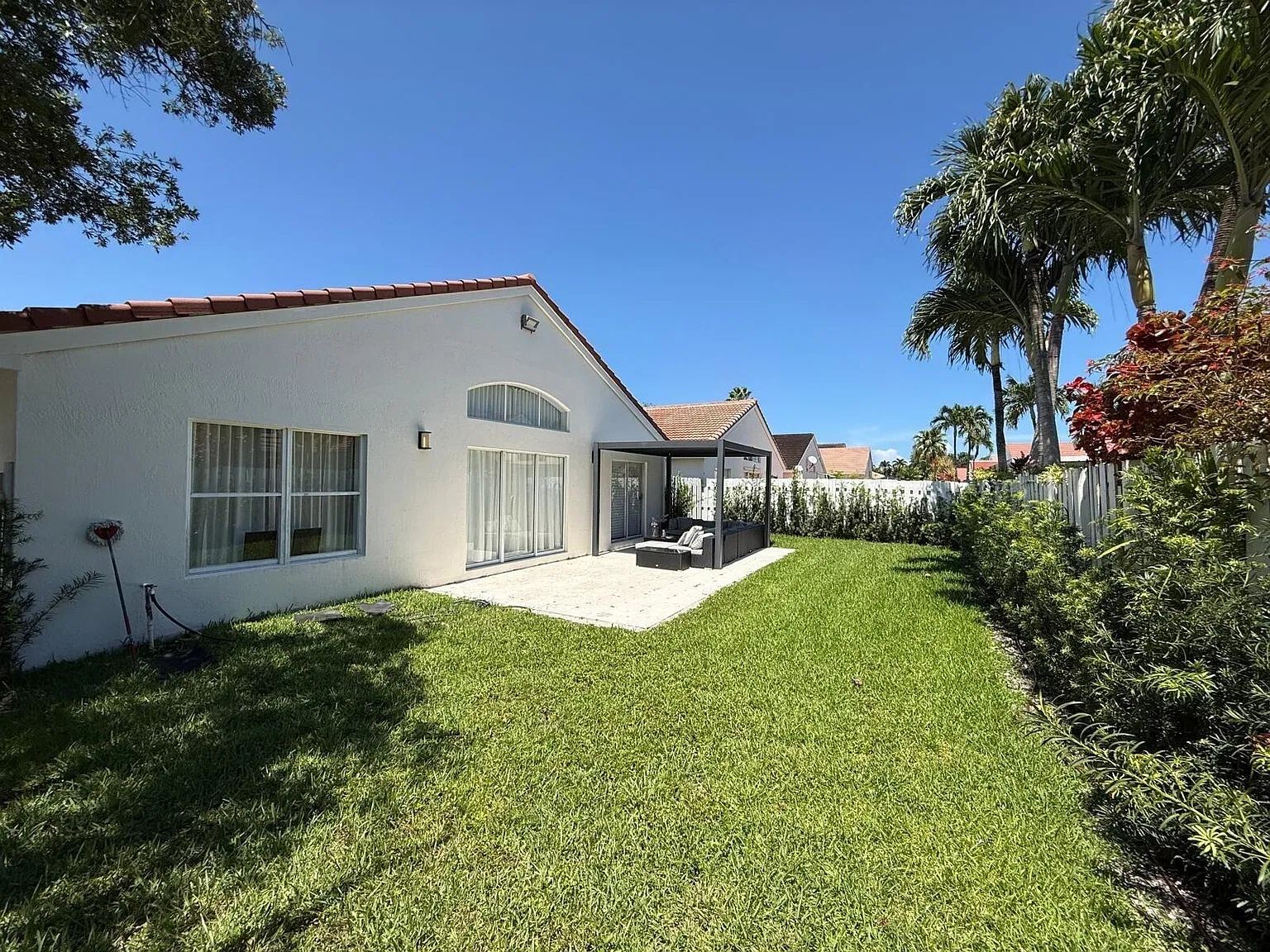 3 bed, 2.0 bath, 1648 sqft, $7,000 — Photo 2