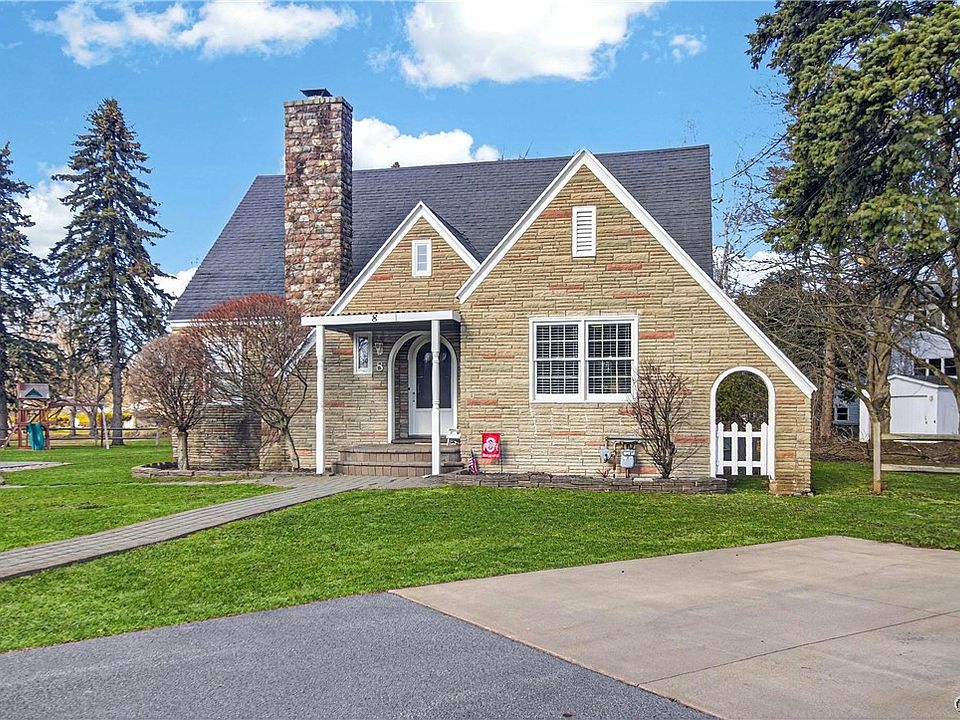 1st image of 8 Crescent Dr